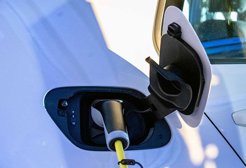 Un coche eléctrico Volkswagen e-Golf se carga durante su lanzamiento para su uso como servicio de transporte en Kigali, Ruanda, el 29 de octubre de 2019