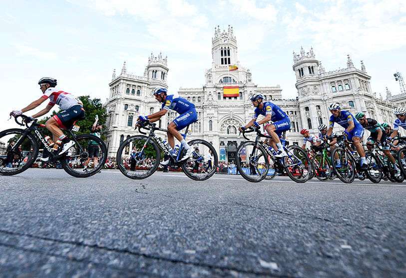 El pelotón pasa por el ayuntamiento de Madrid (Palacio de la Cibeles), durante la 21ª y última etapa de la Vuelta Ciclista a España 2019