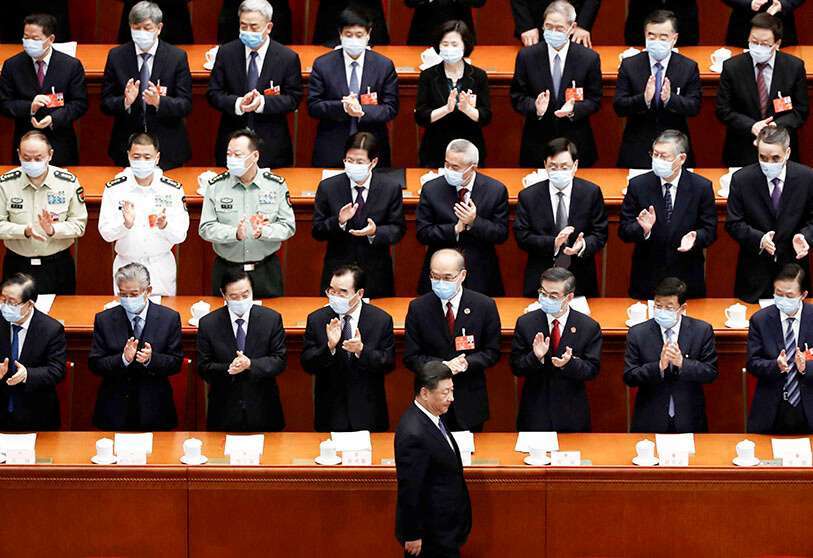 El presidente de China, Xi Jinping, pasa junto a funcionarios que llevan máscaras faciales tras el brote de la enfermedad COVID-19 cuando llega a la segunda sesión plenaria del Congreso Nacional del Pueblo en el Gran Salón del Pueblo de Pekín, China, el 25 de mayo de 2020