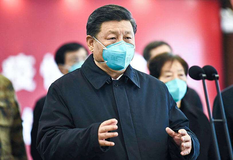 El presidente chino Xi Jinping habla por vídeo con pacientes y trabajadores médicos en el Hospital Huoshenshan de Wuhan, Hubei, en el centro de China