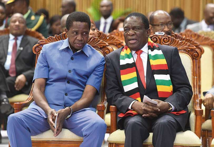 El presidente zambiano, Edgard Lungu, con su homólogo zimbabuense, Emmerson Mnangagwa. PHOTO/ Monirul Bhuiyan / Getty