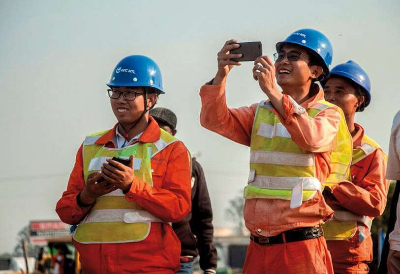 Trabajadores chinos se fotografían en una de las principales carreteras de la capital zambiana PHOTO/ Salim Dawood / Getty