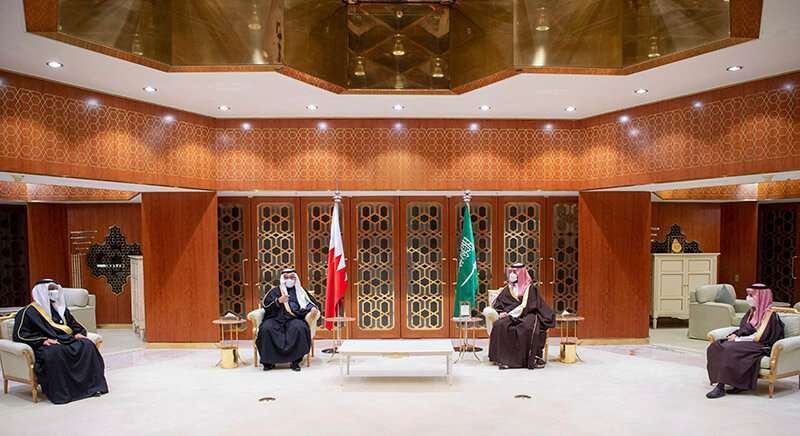 El príncipe heredero Mohammed bin Salman reuniéndose con el príncipe heredero de Bahréin Salman bin Hamad bin Isa al-Khalifa a su llegada a la capital Riad AFP PHOTO / SAUDI ROYAL PALACE / BANDAR AL-JALOUD