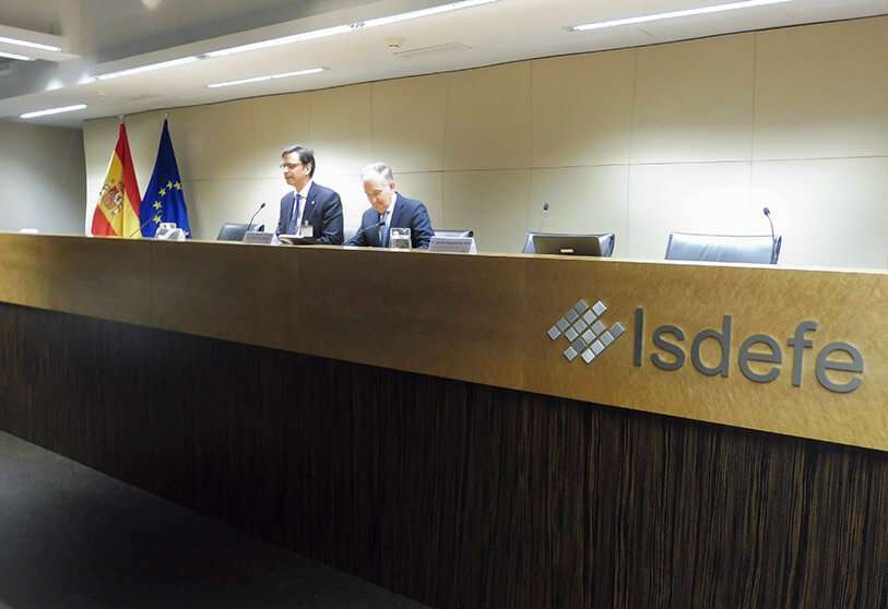 David Javier Santos (izq.), presidente de ADALEDE, y el almirante Juan Francisco Martínez Núñez, secretario general de Política de Defensa, han clausurado la sesión