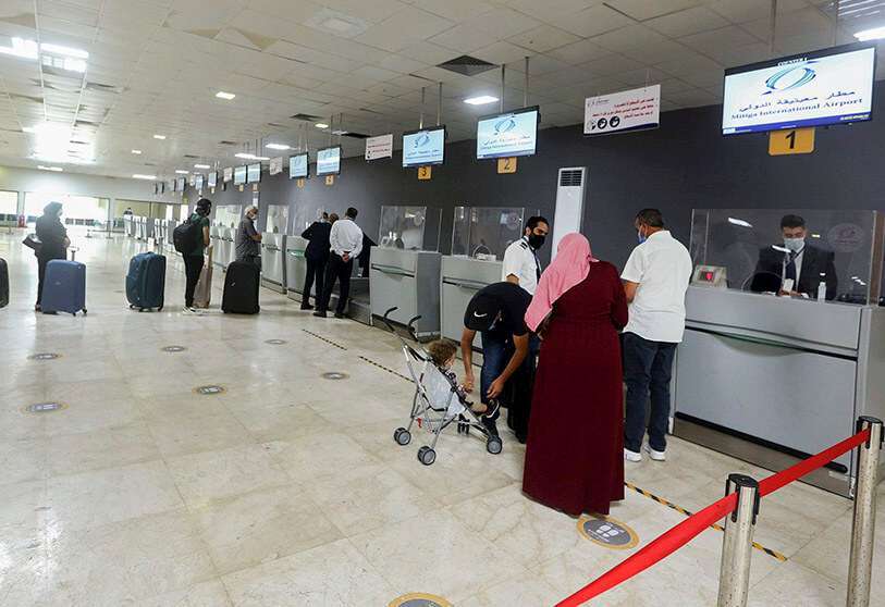 Fotografía de archivo. Personas en el aeropuerto de Mitiga en agosto de este año