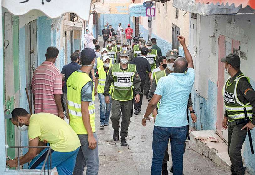  Miembros de las Fuerzas Auxiliares del Ministerio del Interior de Marruecos patrullan en el distrito de Takadoum en Rabat