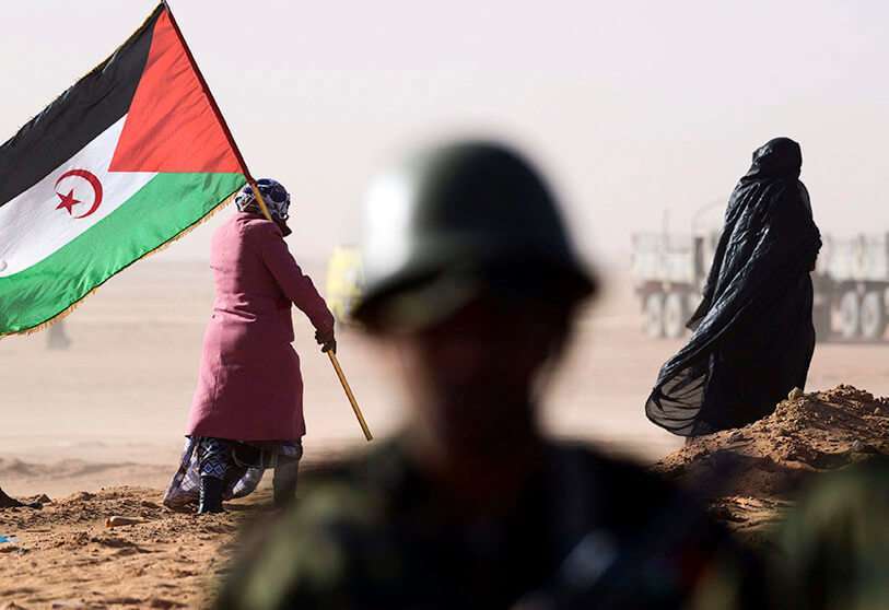 PHOTO/AFP: Una mujer saharaui sostiene una bandera del Frente Polisario