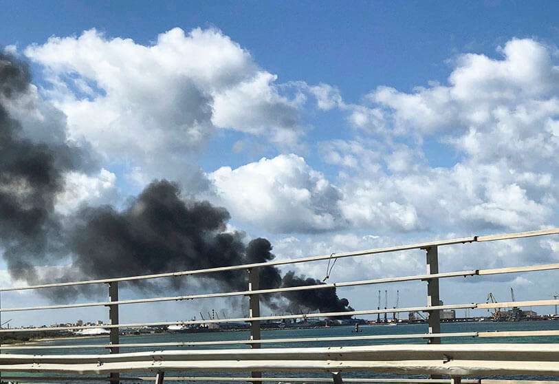El humo se eleva desde un puerto de Trípoli después de ser atacado en un bombardeo