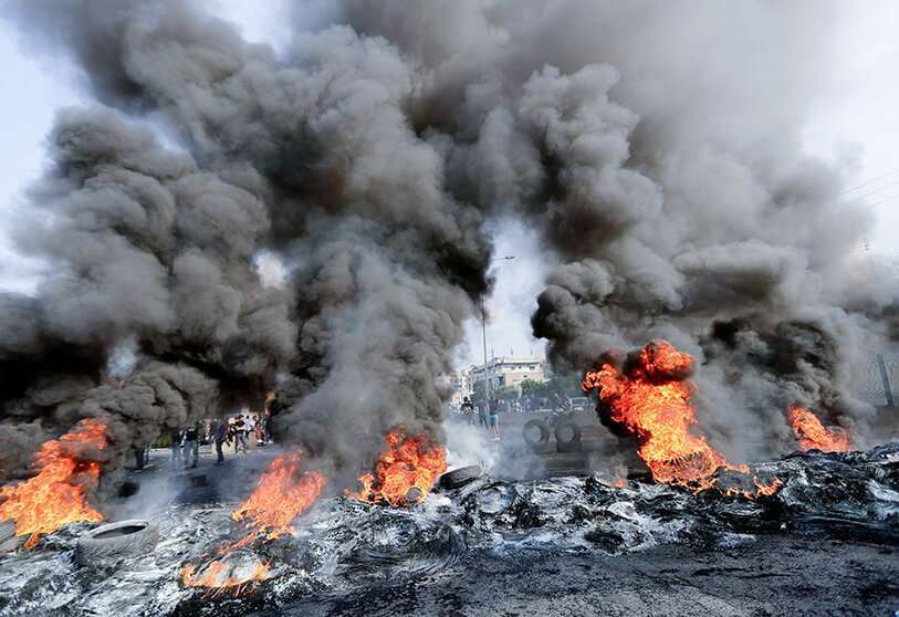 En las calles, neumáticos ardiendo; en los medios, peticiones de dimisión para el primer ministro Hariri