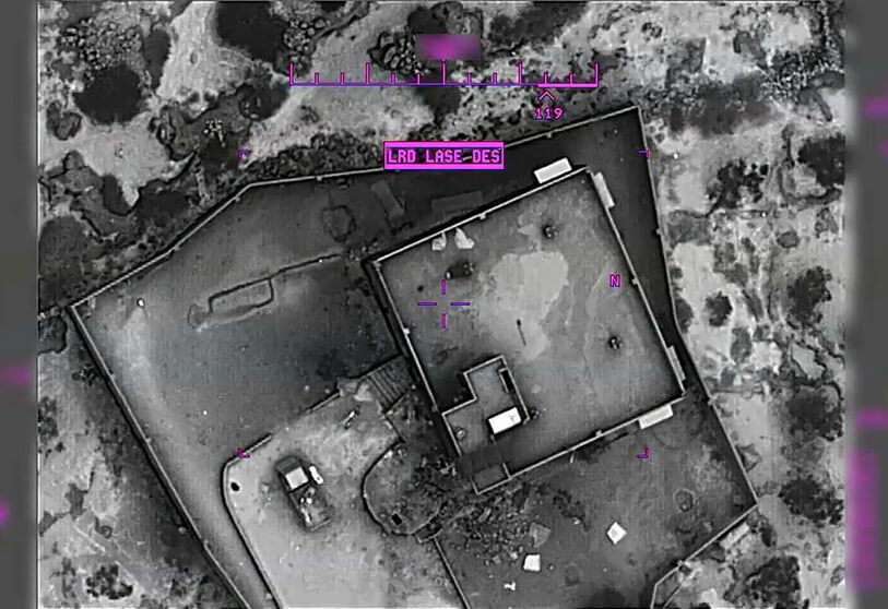Fotograma del vídeo que muestra el ataque sobre el complejo de Al-Baghdadi