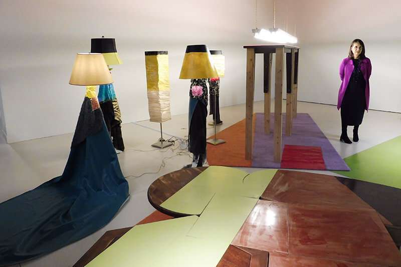 La pintura y la instalación, fusionadas. La artista de Seattle Jessica Stockholder aporta su visión a la muestra
