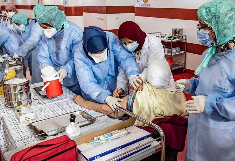 AFP/ FADEL SENNA -Una anciana marroquí recibe una dosis de la vacuna COVID-19 en un centro de inoculación en la ciudad de Sale el 29 de enero de 2021.