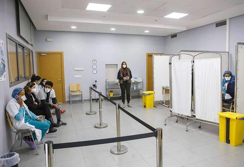 PHOTO/AP -Sanitarios esperan, después de recibir la vacuna Oxford AstraZeneca COVID-19, en el segundo día de la campaña de vacunación, en el Hospital Cheikh Khalifa en Casablanca, Marruecos
