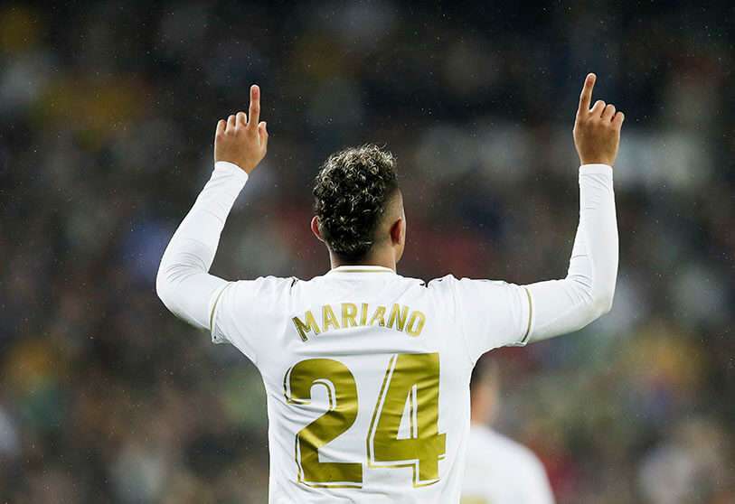 Mariano Díaz del Real Madrid celebra después de marcar el segundo gol de su equipo durante el partido de fútbol de la Liga española entre el Real Madrid y el Barcelona en el estadio Santiago Bernabéu de Madrid, España, el domingo 1 de marzo de 2020