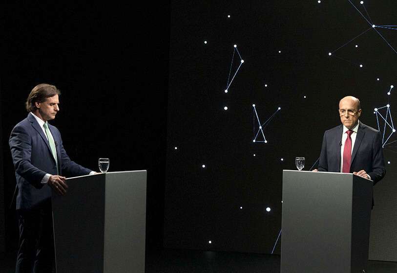 Lacalle y Martínez participan en un debate televisado en Montevideo