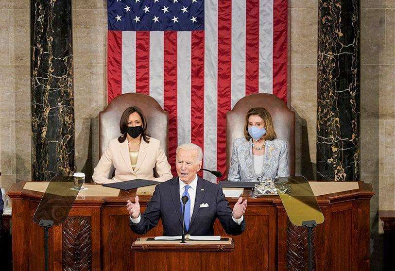 PHOTO/DOUG MILLS/ THE NEW YORK TIMES via AP  -   El presidente Joe Biden habla ante una sesión conjunta del Congreso el miércoles 28 de abril de 2021, en la Cámara de Representantes del Capitolio de Estados Unidos en Washington, junto con la vicepresidenta Kamala Harris y la presidenta de la Cámara de Representantes, Nancy Pelosi, de California