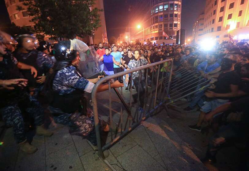 Los manifestantes se enfrentan a la policía cerca del palacio de Gobierno de Beirut