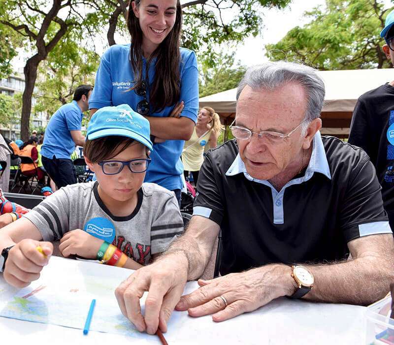 El presidente de la Fundación Bancaria ”la Caixa”, Isidro Fainé, el Día del Voluntario de ”la Caixa” con niños y niñas beneficiarias de CaixaProinfancia