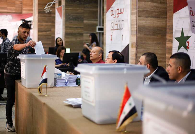 Un homme dépose son bulletin de vote lors de l'élection présidentielle au ministère de l'Information à Damas, en Syrie, le 26 mai 2021