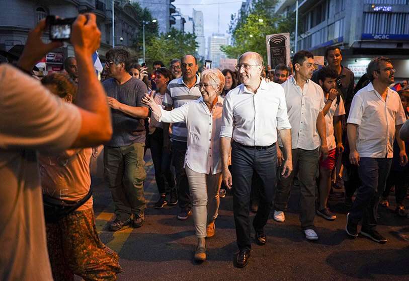 Daniel Martínez camina junto a Graciela Villar, su compañera de candidatura, en un acto en Montevideo