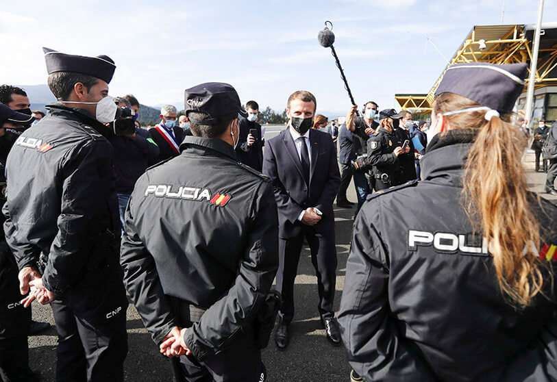 El presidente francés Emmanuel Macron saluda a los oficiales de policía españoles durante una visita sobre el fortalecimiento de los controles fronterizos en el cruce entre España y Francia, en Le Perthus, Francia, el jueves 5 de noviembre de 2020 2020