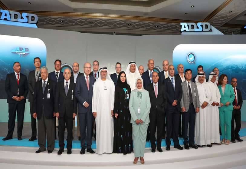 Foto de familia del sexto Debate Estratégico Anual de Abu Dhabi, ADSD, organizado por el Emirates Policy Centre.