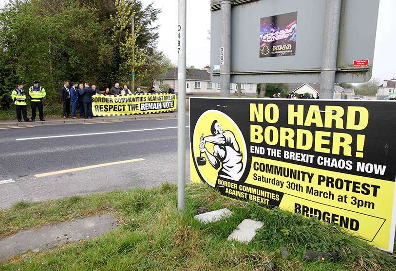 Los manifestantes contra el Brexit y la posible imposición de cualquier frontera dura entre Irlanda del Norte e Irlanda se reúnen con una pancarta en la frontera con la República de Irlanda