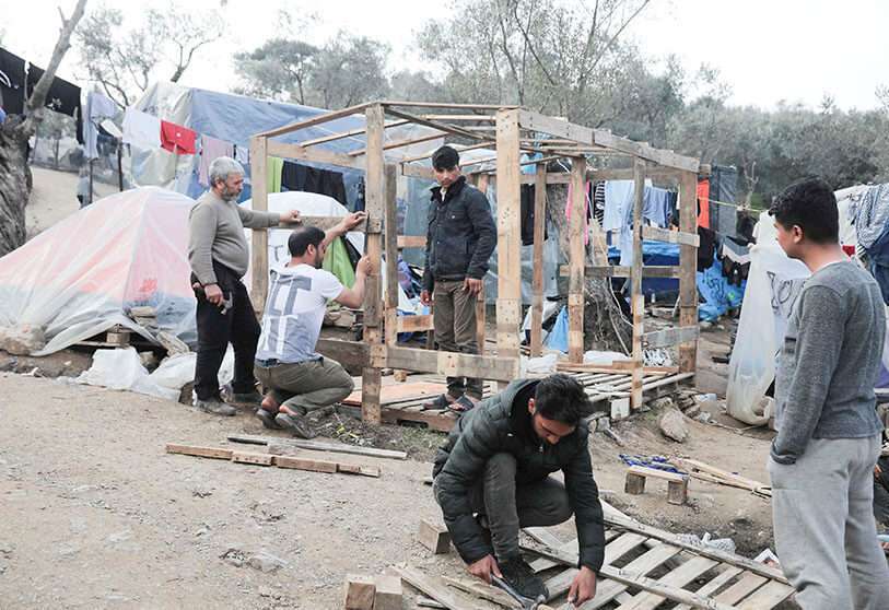 Migrantes se refugian en un campamento improvisado para refugiados y migrantes junto al campamento de Moria, en la isla de Lesbos (Grecia), el 7 de marzo de 2020