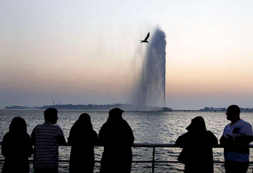 La gente observa la fuente de Jeddah, en Jeddah, Arabia Saudí