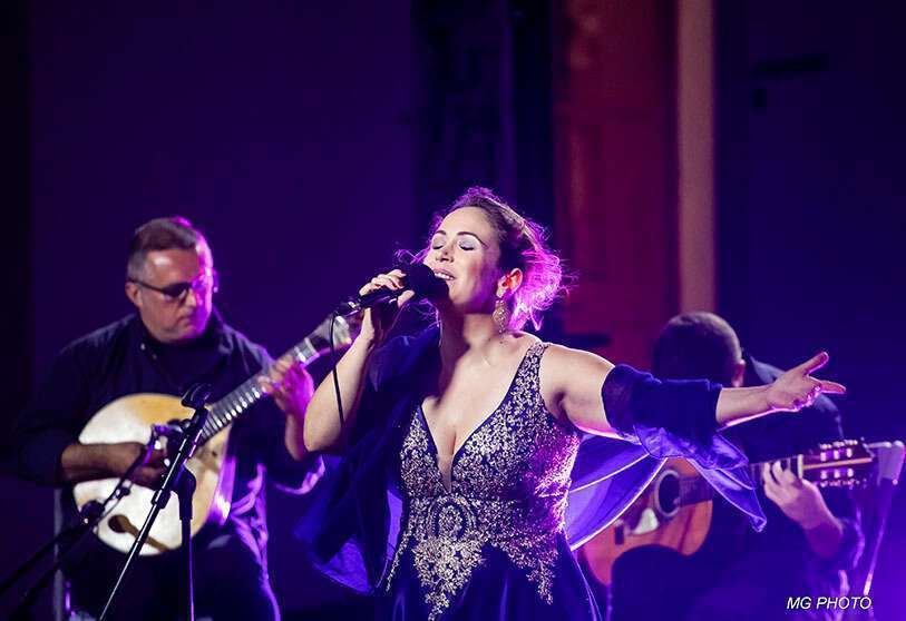 La primera cita virtual será el 1 de julio con Joana Amendoeira, una de las voces más carismáticas y singulares del fado. Un concierto irrepetible grabado en exclusiva para la ocasión en una iglesia del siglo XV de su Portugal natal