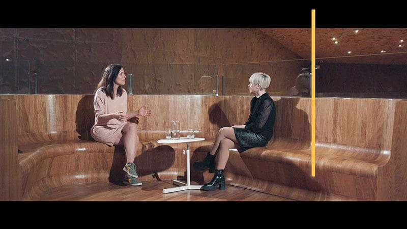 CaixaForum presenta ‘Fuera de eje. Desplazamientos de una pandemia’, un ciclo de diálogos que reflexiona sobre cómo ha cambiado el mundo tras la aparición de la COVID-19, qué escenario hemos dejado atrás y cómo podemos imaginar el mundo que nos espera. En la imagen, Marta Peirano y Remedios Zafra, dialogan sobre comunicación y tecnología