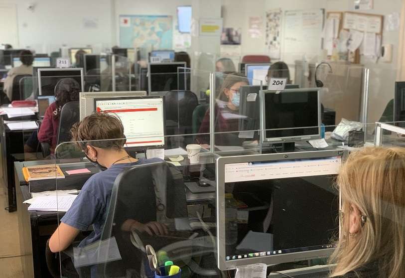 El equipo de psicólogos que trabajan en el Chat ANAR para ayudar a los menores de edad de toda España