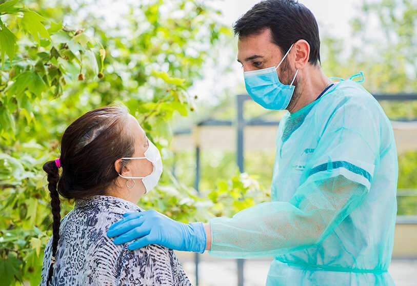 Un psychologue de l'EAPS avec un patient pendant la pandémie