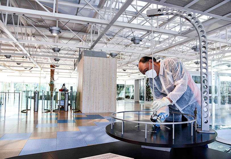 La Fundación ”la Caixa” contará con una serie de educadores especializados en temas científicos que se encargarán de convertir la visita a CosmoCaixa en un apasionante recorrido por la Sala Universo, el Bosque Inundado, el Muro Geológico, la exposición temporal ‘Sables y mastodontes’ y la Plaza de la Ciencia