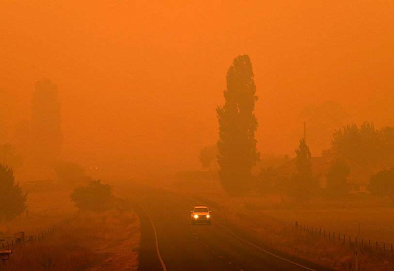 Carretera a través del espeso humo de los incendios forestales en Bemboka, en el estado australiano de Nueva Gales del Sur, el 5 de enero de 2020