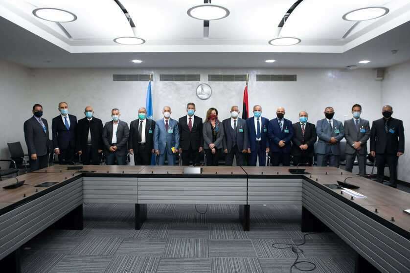PHOTO/AFP-Equipo de trabajo de la ONU y miembros del 5+5 libio en Ginebra