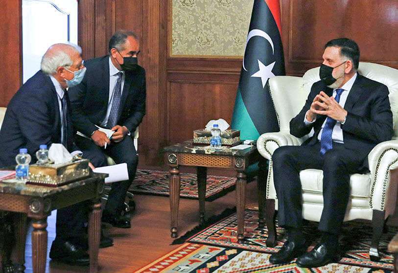 El jefe de política exterior de la UE, Josep Borrell (L), se reúne con el jefe del Gobierno del Acuerdo Nacinoal de Trípoli, Fayez al-Sarraj, en Trípoli el 1 de septiembre de 2020