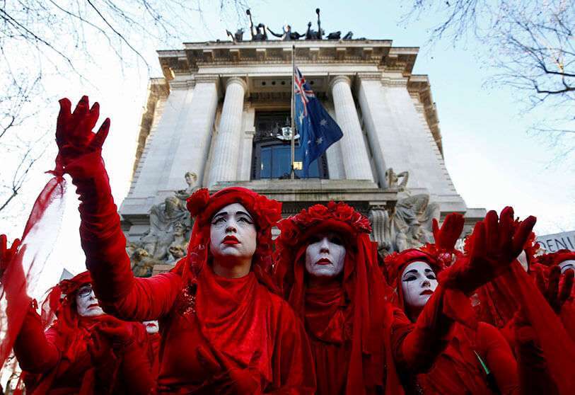 Activistas de las “Brigadas Rojas” participan en una manifestación contra la inacción del Gobierno australiano respecto a la crisis de los incendios forestales, ante la Embajada de Australia en Londres