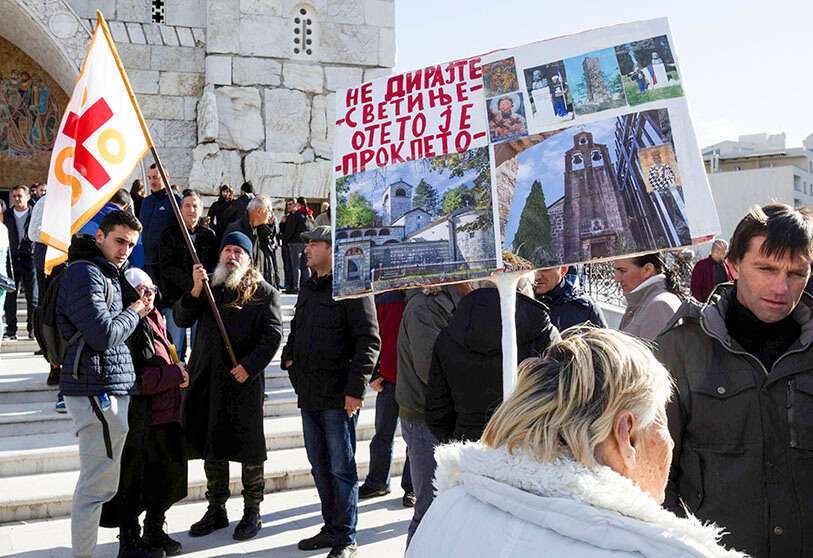 Manifestantes se reúnen en la Catedral de la Resurrección de Cristo antes de que el Parlamento vote la ley sobre libertades religiosas