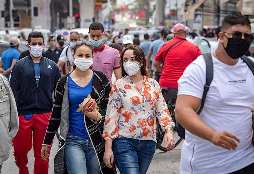 Marroquíes con mascarillas en Rabat