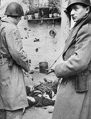 PHOTO/AFP-Esta foto de archivo, tomada el 5 de enero de 1957, muestra los cuerpos de los independentistas argelinos muertos por soldados franceses en Argel.