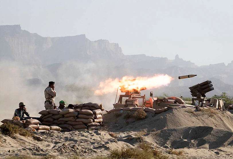 Miembros del ejército iraní disparan misiles durante el simulacro militar anual, apodado "Zolphaghar 99", en el Golfo de Omán, Irán, el 7 de septiembre de 2020