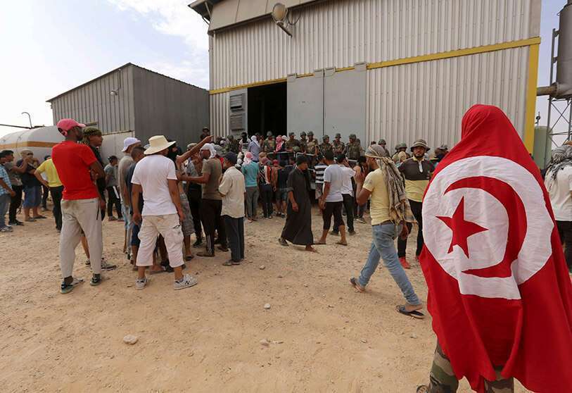 AFP/ FATHI NASRI : des manifestants tunisiens se sont rassemblés à l'intérieur de l'usine de pétrole et de gaz à el-Kamour, dans le sud de la Tunisie