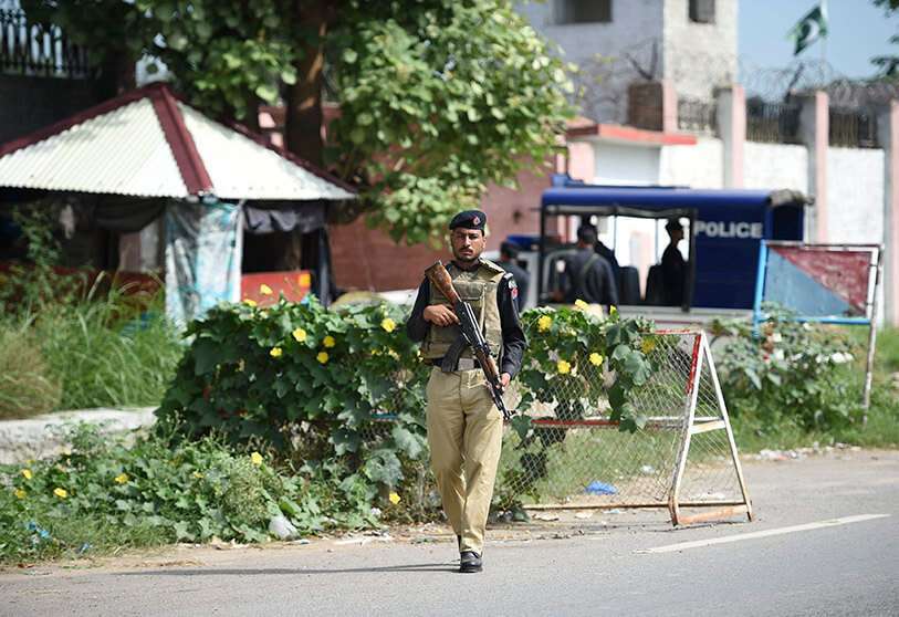 Un policía pakistaní patrulla frente a la puerta de una prisión en Pakistán. Musharraf ha estado bajo custodia desde 2013, pero se le concedió un permiso médico en 2016