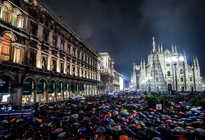 Las protestas de las “sardinas” se han extendido por otros puntos de Italia. En esta imagen, manifestantes concentrados en la plaza del Duomo de Milán