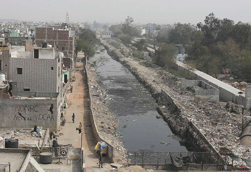 Un soldado indio hace guardia en una calle después de la violencia en Nueva Delhi, India, el viernes 28 de febrero de 2020