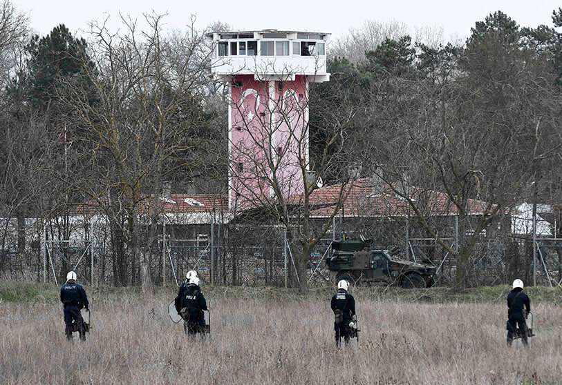 Oficiales de la policía antidisturbios griega se encuentran en el lado griego de la frontera greco-turca cerca de Kastanies, el 4 de marzo de 2020
