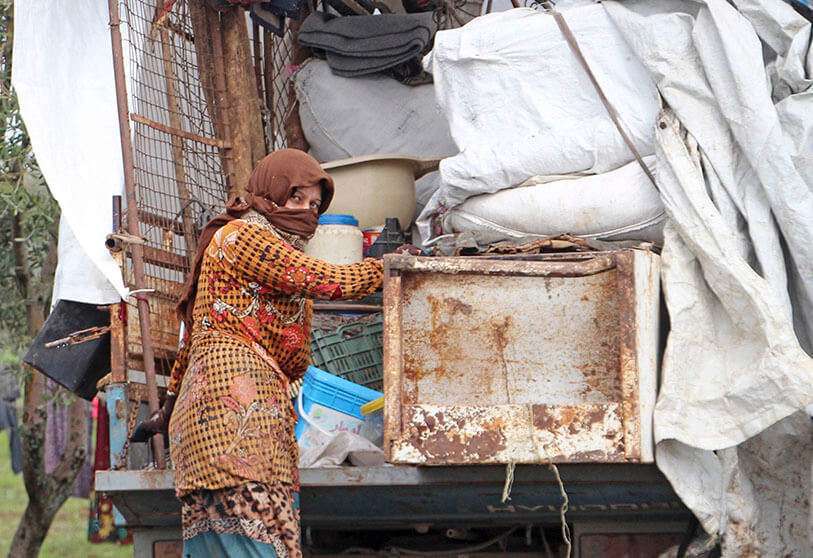 Una mujer siria desplazada descarga un camión en la llanura de al-Rouj, en las afueras de la provincia de Idlib, al noroeste de Siria, el 29 de febrero de 2020