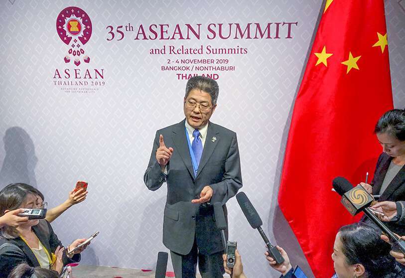 El viceministro de Relaciones Exteriores de China, Le Yucheng, habla con los periodistas durante la cumbre de la ASEAN en Nonthaburi, Tailandia, el lunes 4 de noviembre de 2019