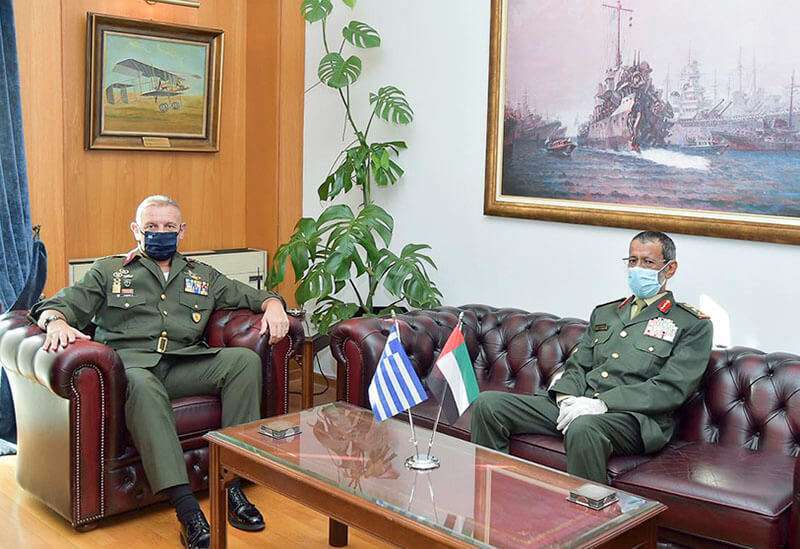 Hamad Mohammed Thani Al Rumanithi junto con el general Konstanitos Floros, Jefe del Estado Mayor de Defensa Nacional